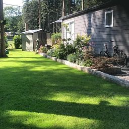 Sonniger Garten mit Schuppen im Ferienhaus in Lochem, Achterhoek, Gelderland.