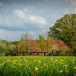 Vakantiehuis in Lochem omringd door groene natuur en bloeiende velden in de Achterhoek, Gelderland. Perfecte rustieke vakantiewoning.