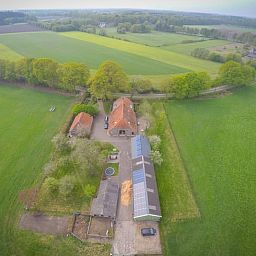 Luchtfoto van Vakantiehuis in Lochem, gelegen in de groene velden van de Achterhoek, Gelderland, met uitzicht op uitgestrekte natuur.