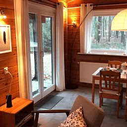 Gezellige eetkamer in Vakantiehuisje in Hengelo, Achterhoek, met uitzicht op de natuur.