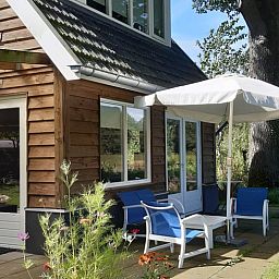 Terras met parasol bij Vakantiehuisje in Hengelo GLD, Varssel, Bronckhorst in de Achterhoek, Gelderland.