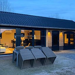 Gezellig vakantiehuis Huisje in Hengelo GLD met sfeervol verlicht terras, gelegen in de rustige natuur van de Achterhoek, Gelderland.