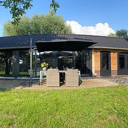 Geniet van de rust bij Huisje in Hengelo GLD, een vakantiehuis in de Achterhoek, Gelderland, met een uitnodigend terras en groene omgeving.