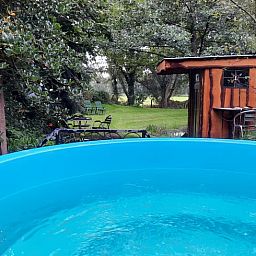 Entspannen Sie sich im Garten des Ferienhauses in Harfsen, Gelderland, mit Jacuzzi und rustikaler Umgebung in der Region Achterhoek.