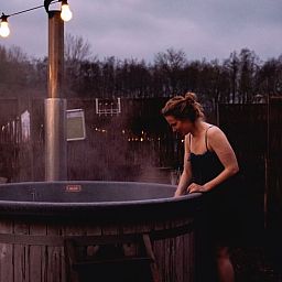 Genieten van de hot tub bij Vakantiehuisje in Haarlo, Achterhoek, Gelderland met uitzicht op de avondlucht.