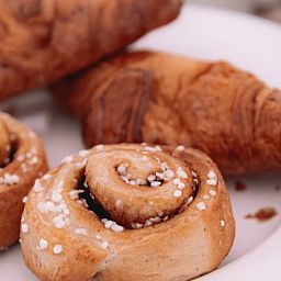 Heerlijke ontbijtbakery bij Vakantiehuisje in Haarlo, Achterhoek, Gelderland met verse croissants en kaneelbroodjes.