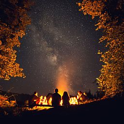 Sterrenhemel boven kampvuur bij Vakantiehuisje in Haarlo, Achterhoek, Gelderland voor een magische avond.