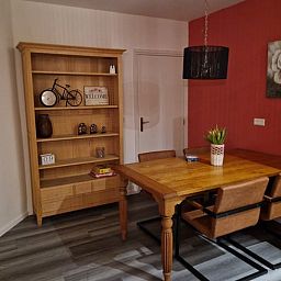 Eetkamer in Vakantiehuisje in Wichmond, Achterhoek, met houten tafel en sfeervolle decoraties.