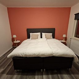 Comfortabele slaapkamer in Vakantiehuisje in Wichmond, Achterhoek, met tweepersoonsbed en rustige ambiance.