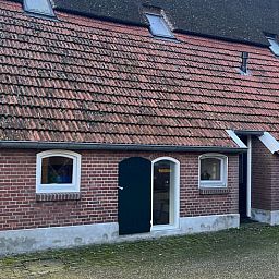 Charmantes Ferienhaus in Geesteren, Achterhoek, Gelderland, mit authentischer Backsteinfassade und laendlicher Umgebung.