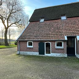 Charmantes Ferienhaus in Geesteren mit authentischer Backsteinfassade, gelegen im gruenen Geesteren, Achterhoek, Gelderland.