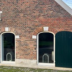 Gemuetlicher Innenraum des Ferienhauses in Geesteren, Ferienhaus in der Region Achterhoek, Gelderland. Authentische Holzbalken und moderne Kueche.