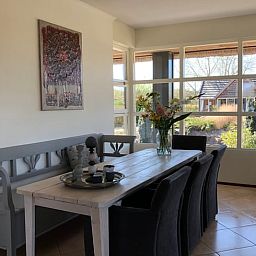 Gemuetliches Esszimmer im Ferienhaus in Doetinchem, Achterhoek, mit Blick auf die gruene Umgebung von Gelderland.