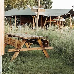 Geniet van de rust bij Huisje in Doetinchem, een vakantiehuis in de Achterhoek met een uitnodigend terras en groene omgeving.