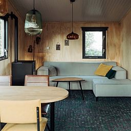 Gezellige woonkamer van Huisje in Doetinchem, vakantiehuis in Achterhoek, Gelderland, met moderne inrichting en uitzicht op de natuur.