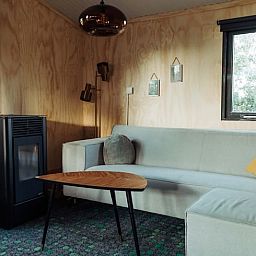 Gezellige eetruimte in Huisje in Doetinchem, vakantiehuis in de Achterhoek, Gelderland, met uitzicht op de omliggende natuur.