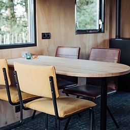 Moderne keuken in het Huisje in Doetinchem, vakantiehuis in de Achterhoek, Gelderland met houten interieur en stijlvolle inrichting.