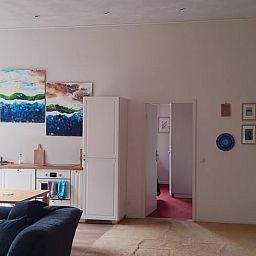 Gezellige binnenruimte van Vakantiehuis in Twello, gelegen in de Achterhoek, Gelderland, met moderne keuken en kleurrijke kunst aan de muur.