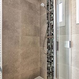 Luxury shower in Lindenhoeve 2.0 vacation home, Lichtenvoorde, ideal for relaxation in Achterhoek, Gelderland.