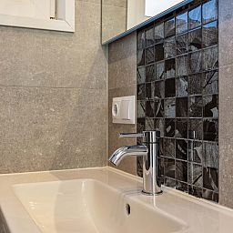 Modern sink in the bathroom of vacation home Lindenhoeve 2.0, Lichtenvoorde, in the green Achterhoek.