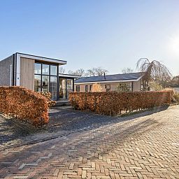 Buitenkant van vakantiehuis Module Z in Lichtenvoorde, omringd door herfstkleuren.