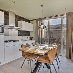 Moderne keuken in Module Z, Lichtenvoorde, met eethoek en grote ramen.