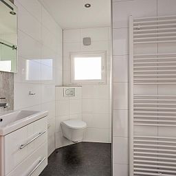 Stijlvolle badkamer in Module Z, Lichtenvoorde, met witte tegels en moderne voorzieningen.