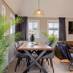 Eetgedeelte van Module Notario Deluxe in Lichtenvoorde, Achterhoek, vakantiehuis met moderne eettafel en veel natuurlijk licht.