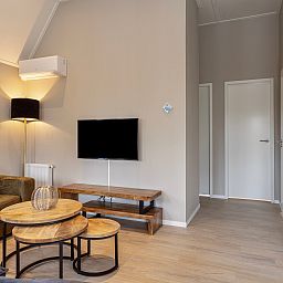 Module Notario Deluxe in Lichtenvoorde, Achterhoek, vakantiehuis met moderne woonkamer en flatscreen-tv.