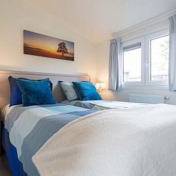 Gezellige slaapkamer in Rialto 6 personen vakantiehuis Lichtenvoorde, Achterhoek, met comfortabel tweepersoonsbed en sfeervolle decoratie.