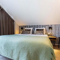 Stijlvolle en lichte slaapkamer in Villa 12 personen Wellness, Lichtenvoorde, Achterhoek.