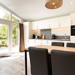 Geraeumige Kueche und Essbereich in Wilgenhoeve 5 Personen Ferienhaus, Lichtenvoorde, mit Blick auf Terrasse, Achterhoek, Gelderland.