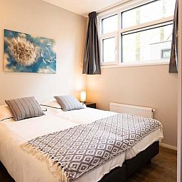 Spacious bedroom with modern furnishings in vacation home Module Special 6 persons Wellness, Lichtenvoorde, Achterhoek.