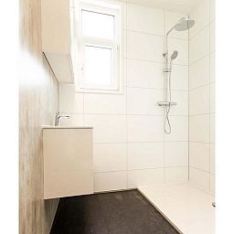 Modern bathroom with walk-in shower in Module Special 6 persons Wellness, Lichtenvoorde, ideal for relaxation.
