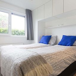 Schlafzimmer in Parel Ferienhaus fuer 4 Personen in Lichtenvoorde, Achterhoek, Gelderland mit zwei bequemen Betten.