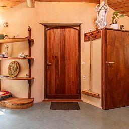 Binnenruimte van Vakantiehuis in Neede, Achterhoek, met houten accenten en warme sfeer.