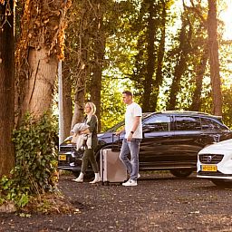 Aankomst bij Vakantiehuisje in Neede, Achterhoek, met parkeeropties in een bosrijke omgeving.