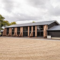 Rustieke buitenkant van Vakantiehuisje in Neede, Achterhoek, ideaal voor een ontspannen verblijf.