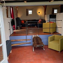 Gemuetliches Wohnzimmer im Ferienhaus in Lievelde, Achterhoek, Gelderland. Gemuetliche Sitzecke mit modernen Moebeln und offenen Tueren.