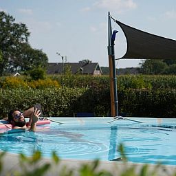 Entspannen Sie sich im Pool des Ferienhauses in Lievelde, Achterhoek, Gelderland. Schoene Aussicht auf die umliegende Natur und Felder.