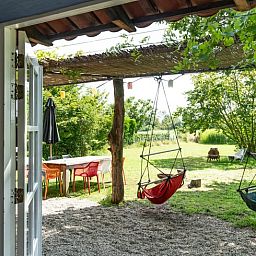 Offene Veranda des Ferienhauses in Lievelde, Achterhoek, Gelderland. Geniessen Sie die Natur und die Ruhe in der gruenen Umgebung.