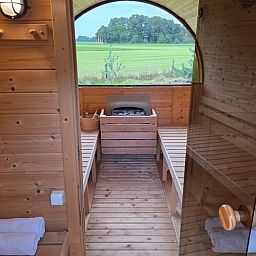Holzsauna im Ferienhaus in Lievelde, Achterhoek, Gelderland. Erleben Sie Entspannung mit Blick auf die schoenen Felder.