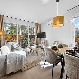 Gemtliches Wohnzimmer in freistehendem Haus in Olburgen, Achterhoek, Gelderland mit Blick auf die Natur und moderner Einrichtung.