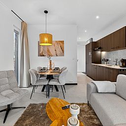 Modernes Wohnzimmer eines freistehenden Hauses in Olburgen, Achterhoek, Gelderland mit stilvoller Einrichtung und Essecke.