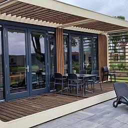 Genieen Sie die moderne Veranda des freistehenden Hauses in Olburgen, gelegen im grnen Achterhoek, Gelderland.