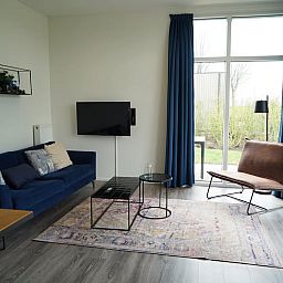 Innenraum des freistehenden Hauses in Olburgen, Achterhoek, mit moderner Einrichtung und Blick auf den Garten in Gelderland.