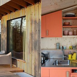 Geniessen Sie die moderne Veranda und die gemuetliche Kueche des Ferienhauses in Megchelen, das im schoenen Achterhoek in Gelderland liegt.