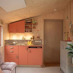 Gemuetliche Kueche im Ferienhaus in Megchelen, Achterhoek. Warme Holzausstattung und moderne Annehmlichkeiten fuer einen komfortablen Aufenthalt.