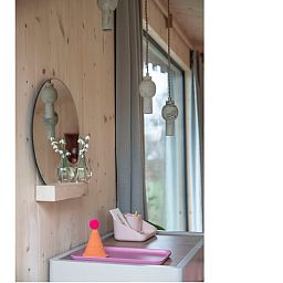 Stilvolle Einrichtung des Ferienhauses in Megchelen, Achterhoek, Gelderland mit modernen Dekorationen und natuerlichem Licht.