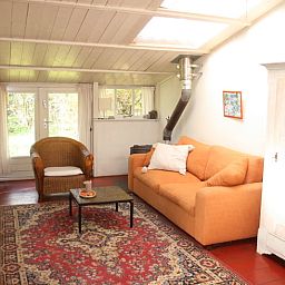 Zomertuin bij Vakantiehuis in Voorst Oude IJsselstreek, Achterhoek, Gelderland met houten hek en groene planten.